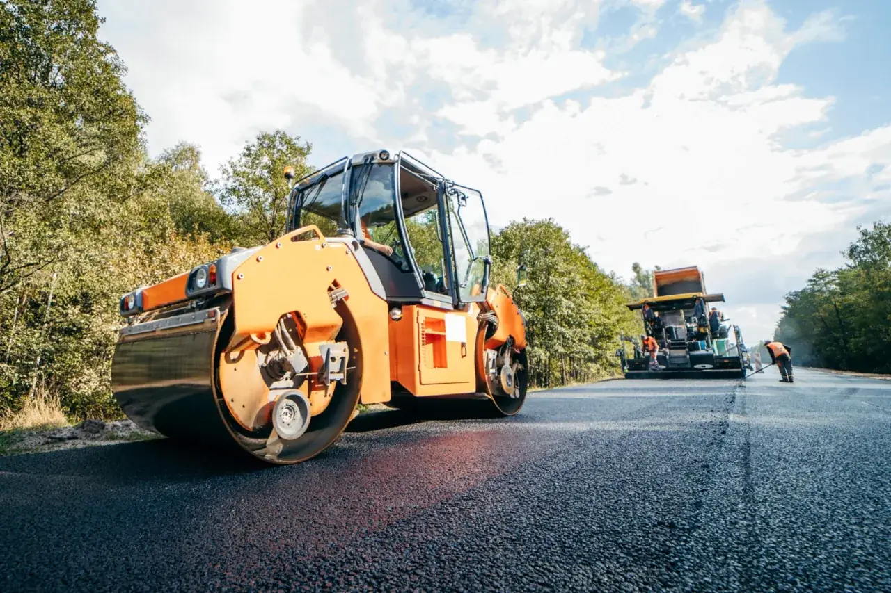 Asphalt paving crew laying fresh asphalt with a roller in Tulsa, Oklahoma